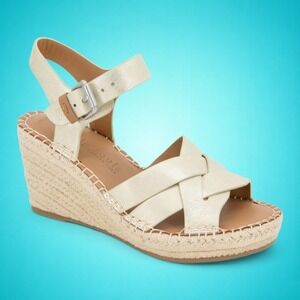 New Women's Gentle Souls by Kenneth Cole Caspian Ice Leather Sandals, Size 9.